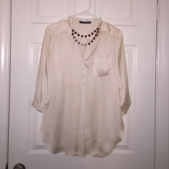 Soft satin feel blouse 🌹