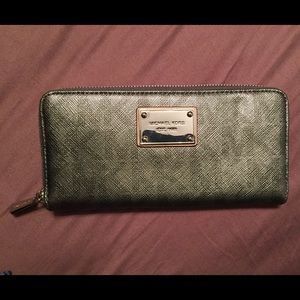 Michael Kors Metallic Silver Jet Set Zip Wallet