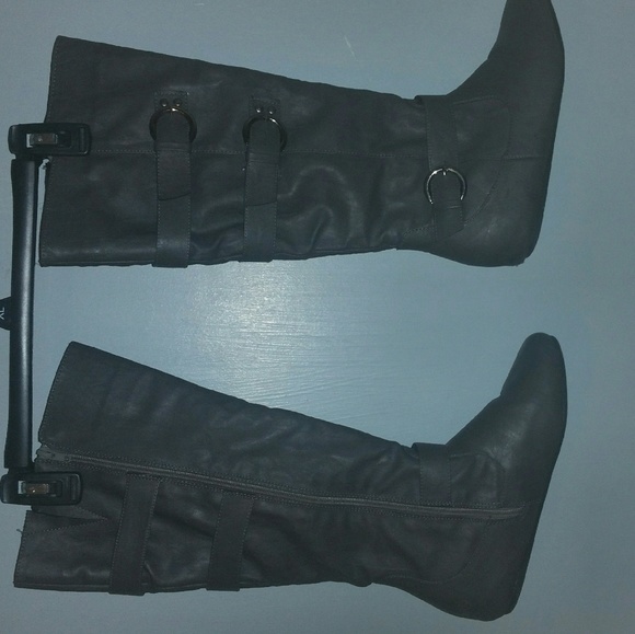 Grey boots with buckles