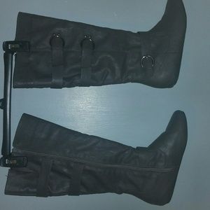 Grey boots with buckles
