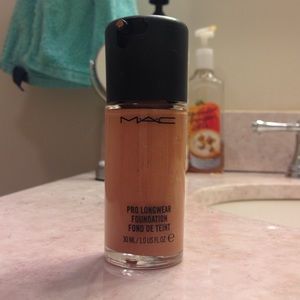 Mac Pro Longwear Foundation