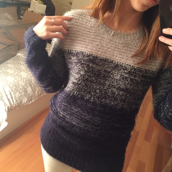 •SALE• Fuzzy grey and navy knit sweater - Picture 4 of 4