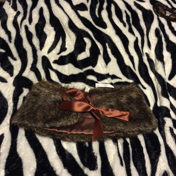 Brown faux fur collar with hazel ribbon.