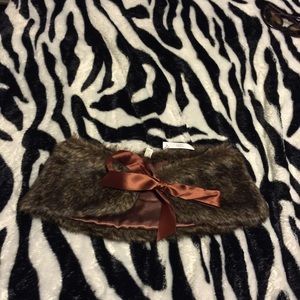 Brown faux fur collar with hazel ribbon.