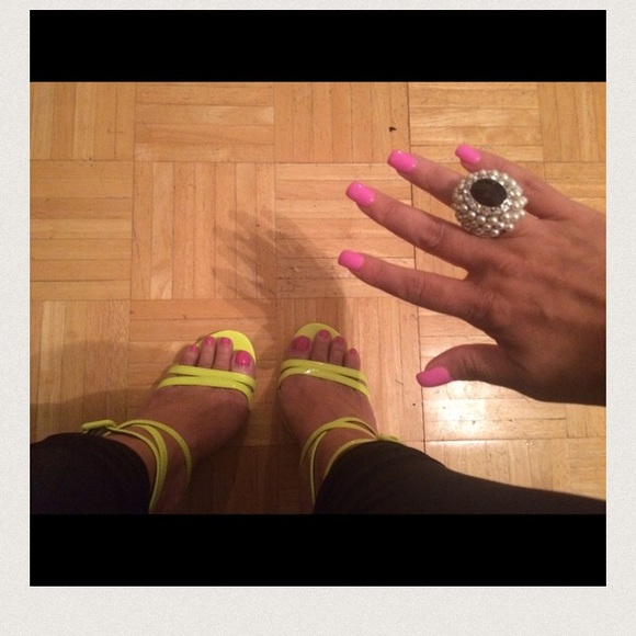 BN YELLOW STRAPPY SANDALS