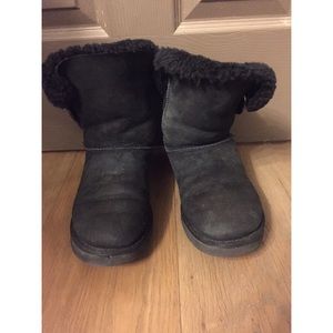 Used black bailey button UGG boots