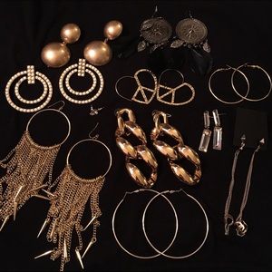 Bundle of 11 earrings