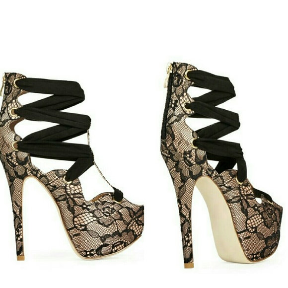 Nude & lace pumps