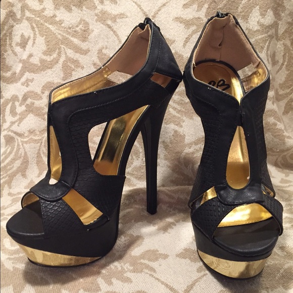 2B Bebe Shoes - ✨2B Black and Gold Heels ✨