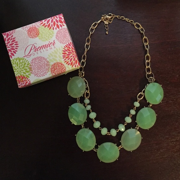 Premier Designs 2 in 1 mint necklace and bracelet