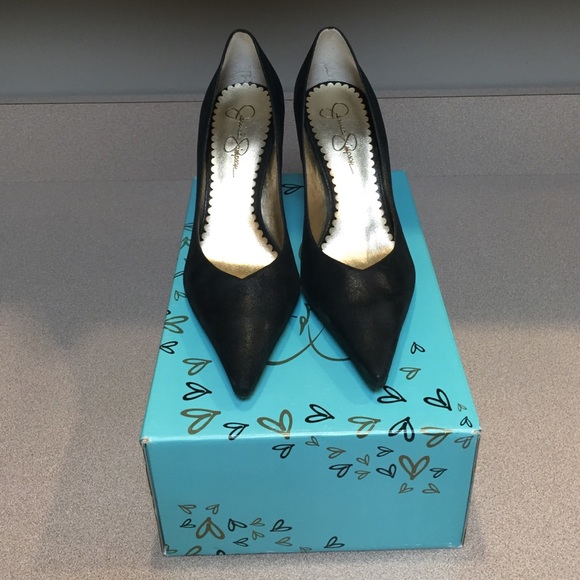 Black pumps