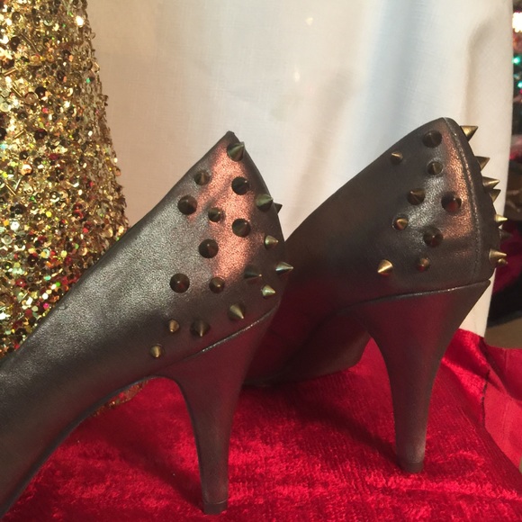 Shoes - Picture 3 of 4