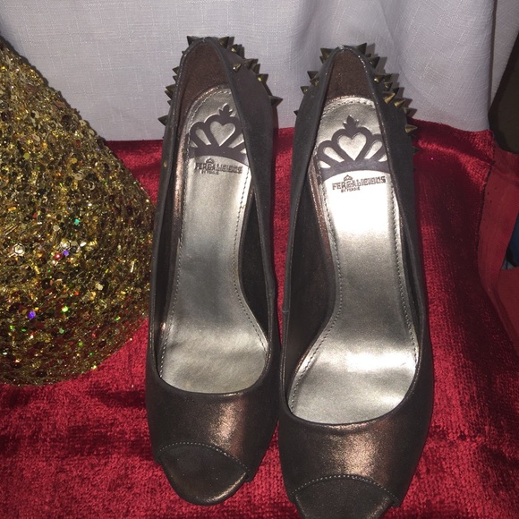 Shoes - Picture 4 of 4