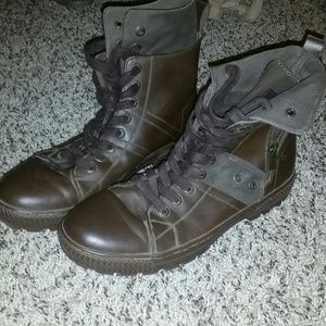 Size 10 men's levi's combat boots.