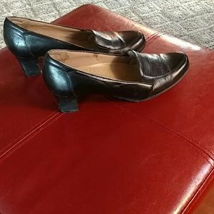 Low-heeled dress shoes