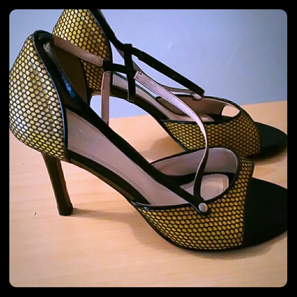 Gorgeous yellow and black pump.