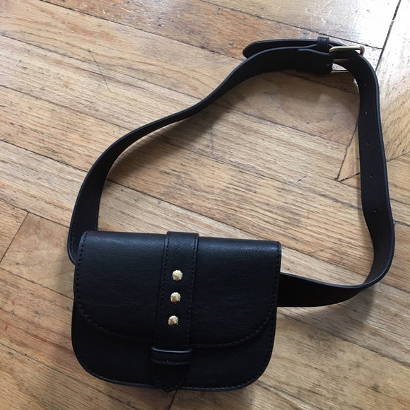 Forever 21 Handbags - Chic belt pack