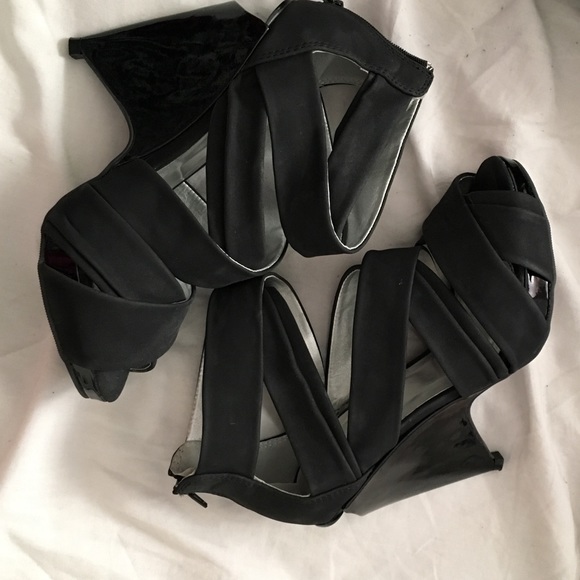 Black scrappy wedge heels