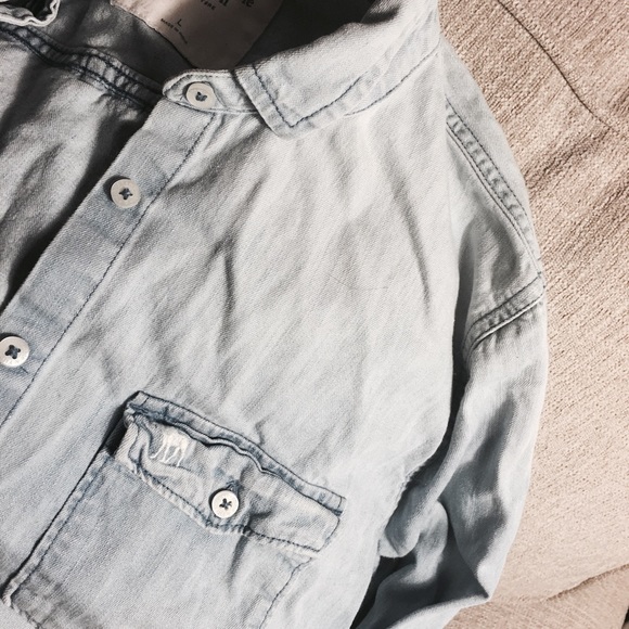 🕊A&F Bright wash denim shirt!💙