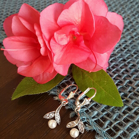 Jewelry - Beautiful Pearl and Silver Earrings