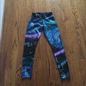 NWOT Reebok Mountain Scene legging