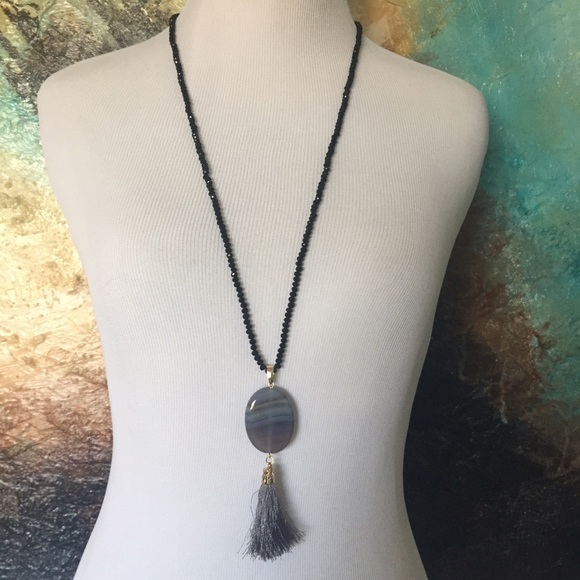 Black crystal bead and agate tassel necklace - Picture 2 of 4