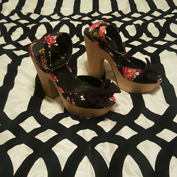 Decree Floral Pattern Heels - Picture 3 of 4