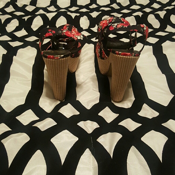 Decree Floral Pattern Heels - Picture 4 of 4