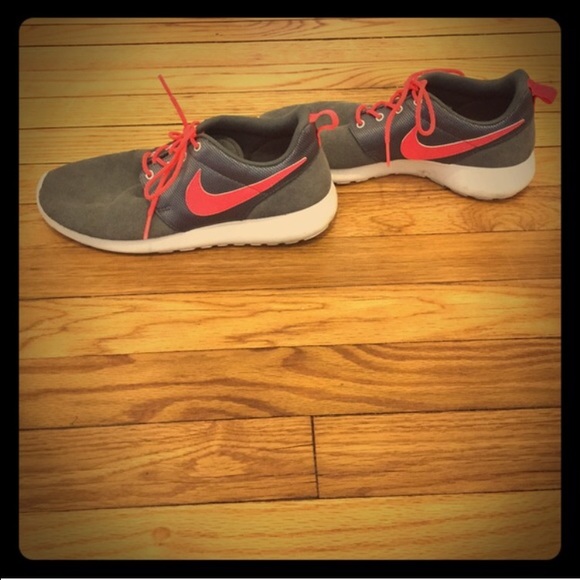 Nike Rosherun ✔️size 7Y = 8 in women's