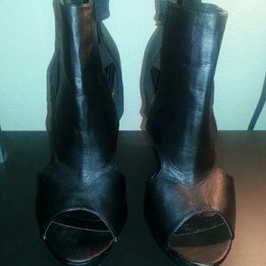 Black shoes..only wore this shoe once..