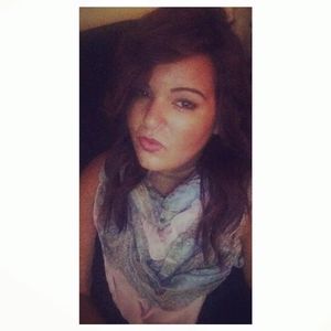 Meet your Posher, Tee