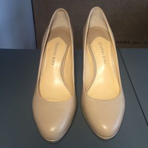 NWOT 🎀 Gianni Bini nude/ tan pumps 7.5