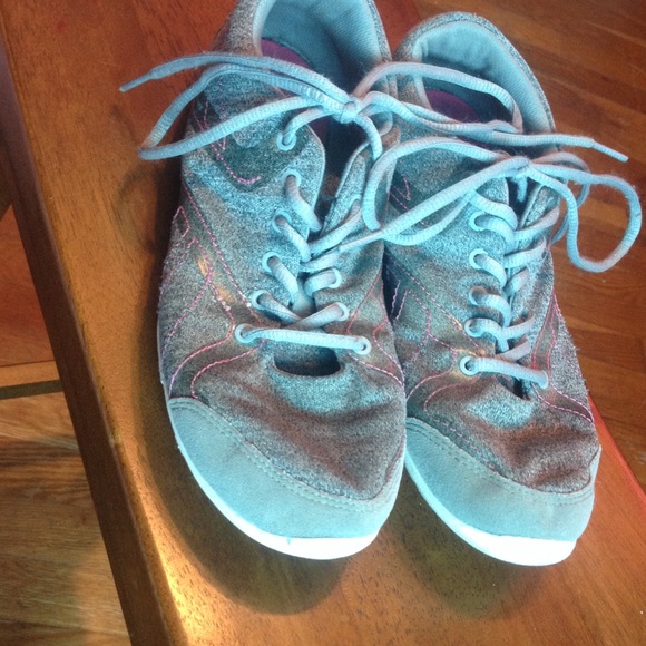 Gray Reebok shoes - Picture 3 of 4