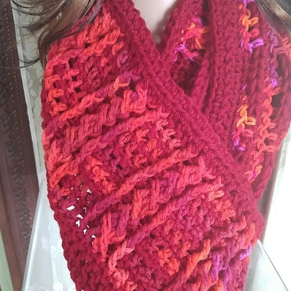 Red handmade infinity scarf - Picture 2 of 2
