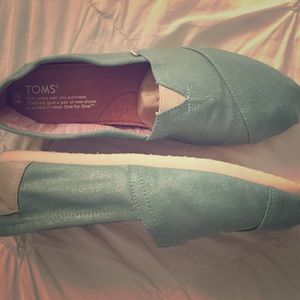 Metallic mint & cream Toms