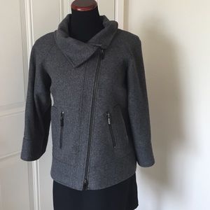 Cape like wool coat