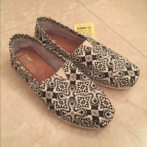 TOMS Women's Black and White slip-Ons