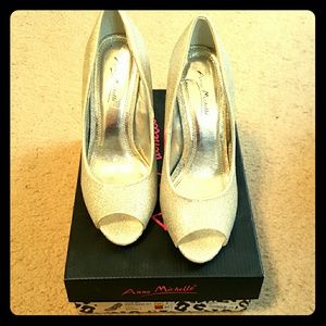 Anne Michelle peep toe silver pumps
