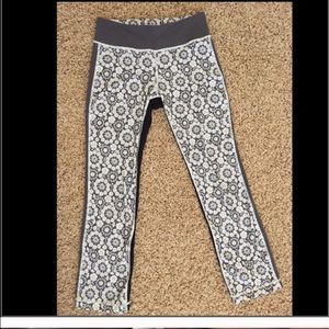 Lululemon long crop Capri pants size 6