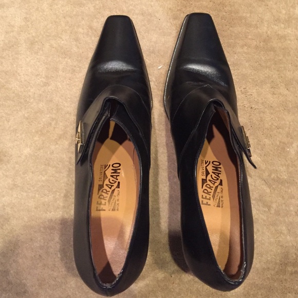 New Ferragamo heels with buckle - Picture 1 of 4