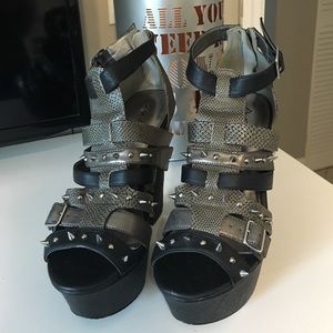 Qupid luxe - size 8 / Emma platforms. Worn once!