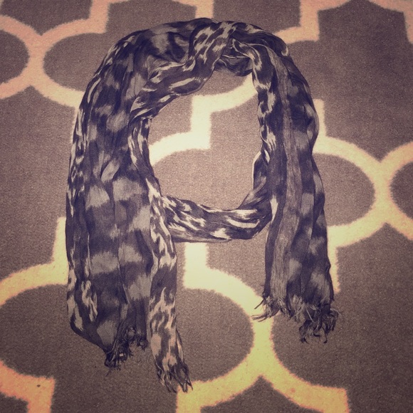 Black and gray scarf - Picture 1 of 1