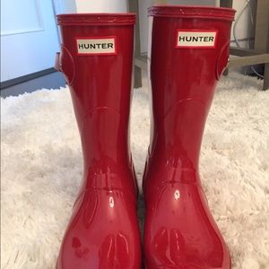 Red gloss shirt hunter boots