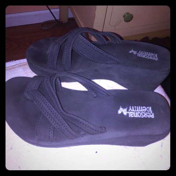 🌊Black summer wedge flip flops worn 1 time. 7-7.5