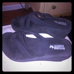 🌊Black summer wedge flip flops worn 1 time. 7-7.5