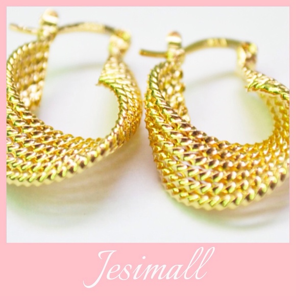 Twist hoop earrings