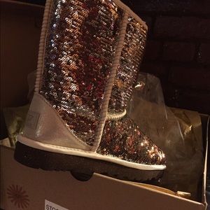 Sequin short ugg.