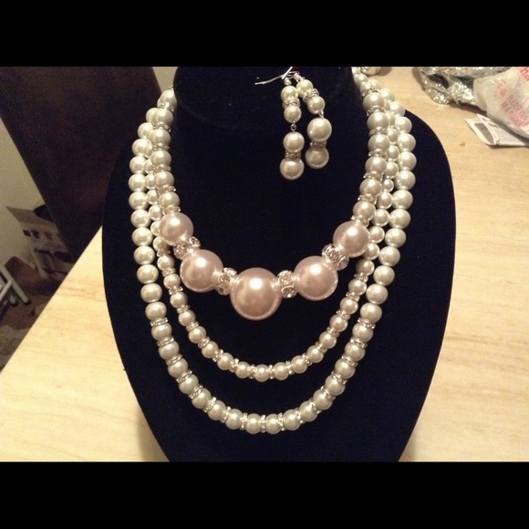 Brilliant triple pearl necklace set. Sold 🚫