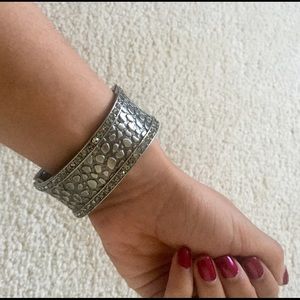 Metallic bangle with outer cubic zircon linings