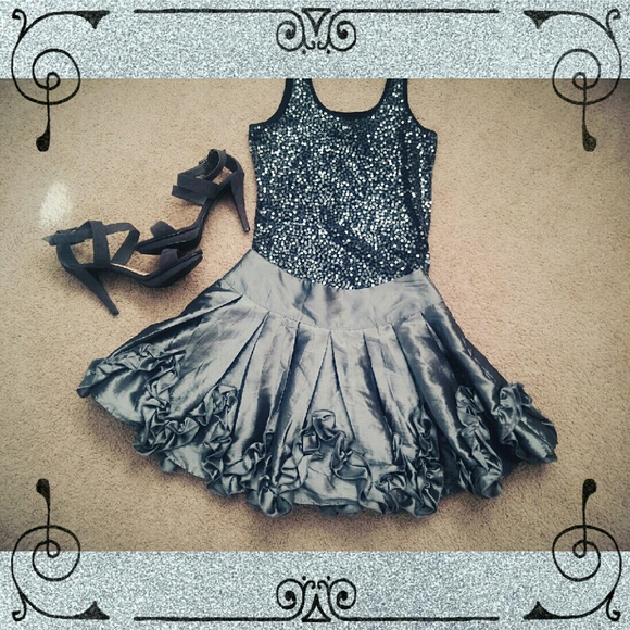 🚨 3/$15 Metallic Silver Party Skirt - Picture 2 of 5